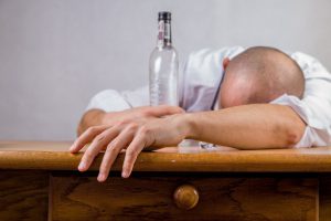 Зависимость от алкоголя: как помочь близкому человеку бросить пить