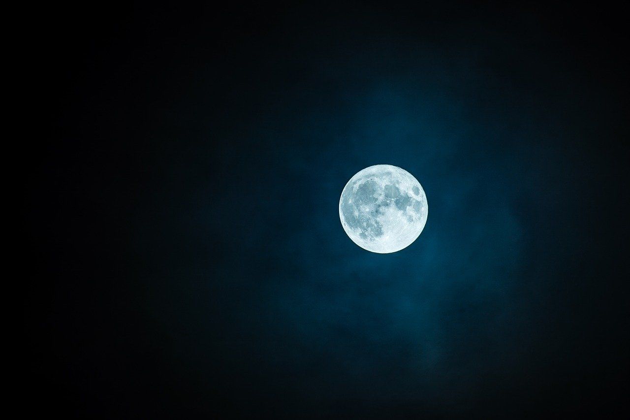 луна и небо