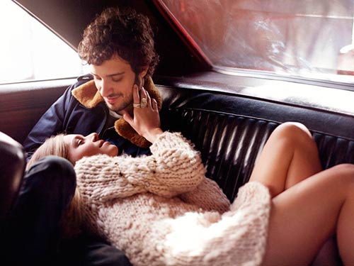 пара в машине